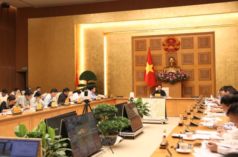 Deputy PM Tran Hong Ha chairs the meeting. (Photo: VGP)