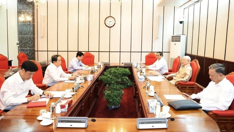 Party General Secretary Nguyen Phu Trong chairs meeting of key leaders. (Photo: VNA)