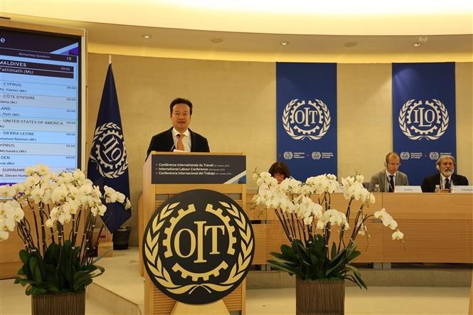 Ambassador Mai Phan Dung speaking at 112th International Labour Conference (Photo: VNA)