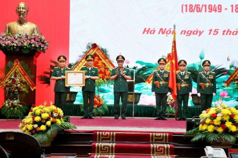 Lieutenant General Vu Hai San, Deputy Minister of Defence presents the Second-class Fatherland Defence Order to the Department of Transport.