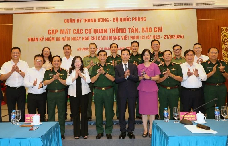 General Phan Van Giang and leaders of press agencies. (Photo: NDO)