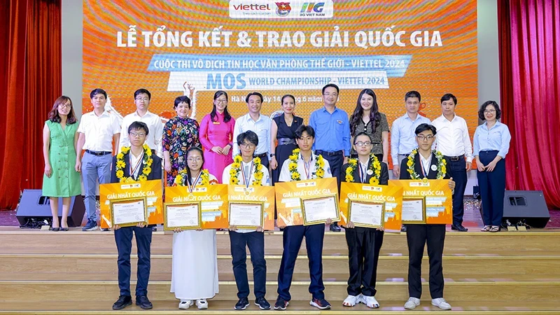 Six champions of the Microsoft Office Specialist (MOS) World Championship - Viettel 2024 receive the tokens of their prizes at the the awards ceremony in Hanoi on June 14. 