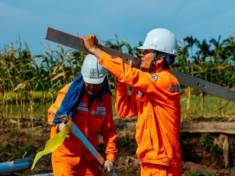 EVNNPC workers participate in building the Circuit-3 500kV transmission line. (Photo: VGP)