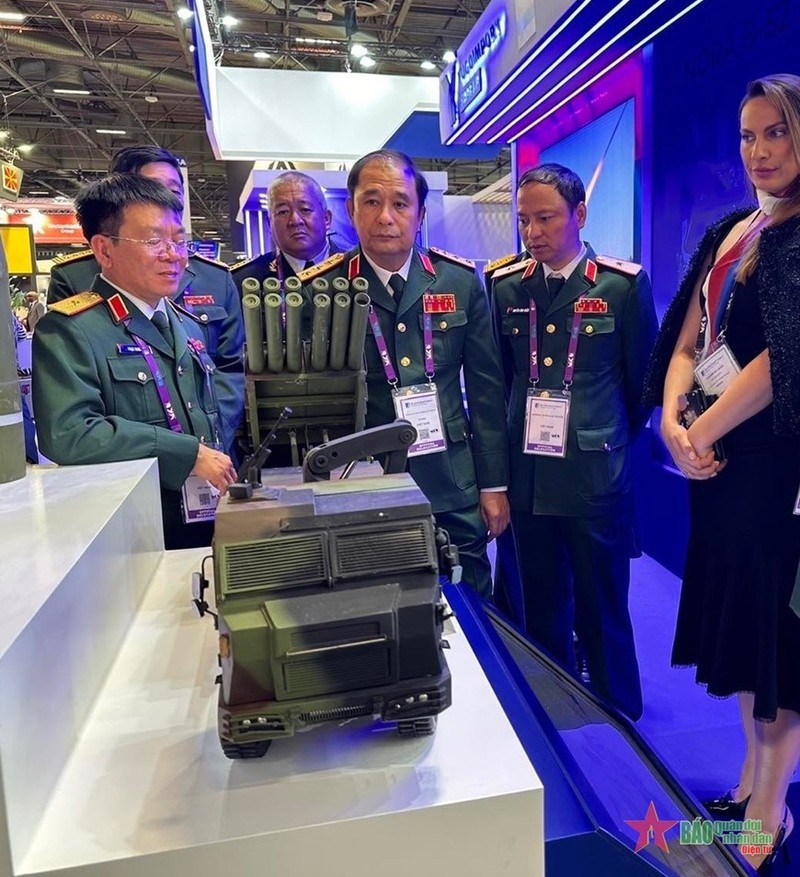 Ministry of Defence delegation visits a booth at EUROSATORY 2024 (Photo: QDND)