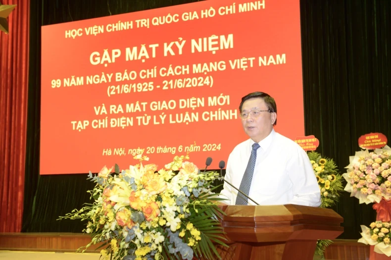 Director of the Ho Chi Minh National Academy of Politics Nguyen Xuan Thang speaks at the meeting.