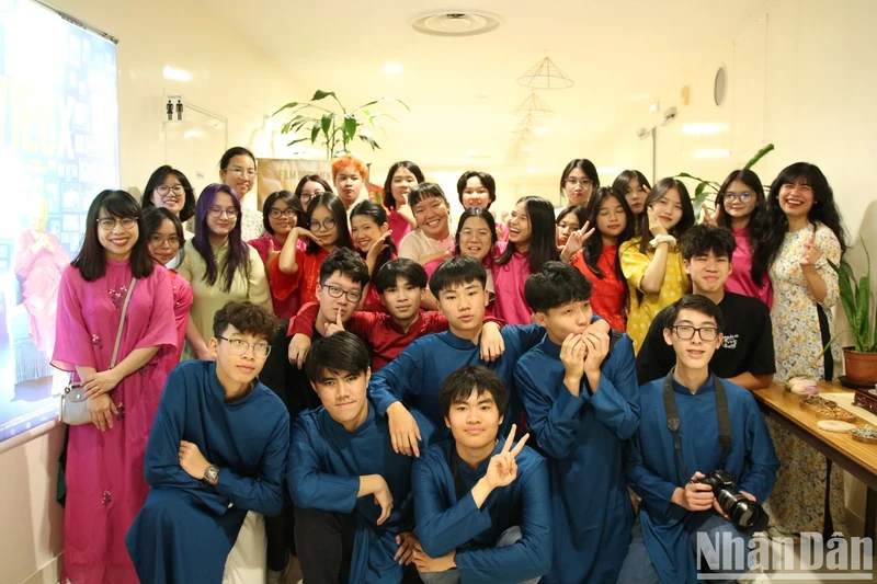 Children of second and third generations of overseas Vietnamese families enjoy wearing the traditional ao dai (Photo: NDO)