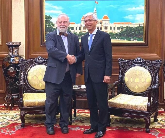 Vice Chairman of the People’s Committee of Ho Chi Minh City Vo Van Hoan (R) receives Czech Ambassador to Vietnam Hynek Kmoníček (Photo: sggp.org.vn)