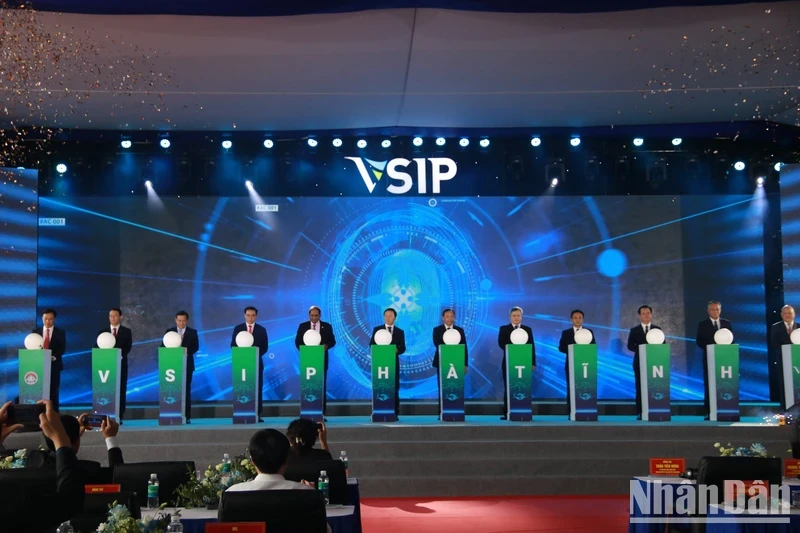 Deputy Prime Minister Tran Hong Ha and other delegates press the button to start work on Vietnam-Singapore Industrial Park in Ha Tinh (Photo: NDO)