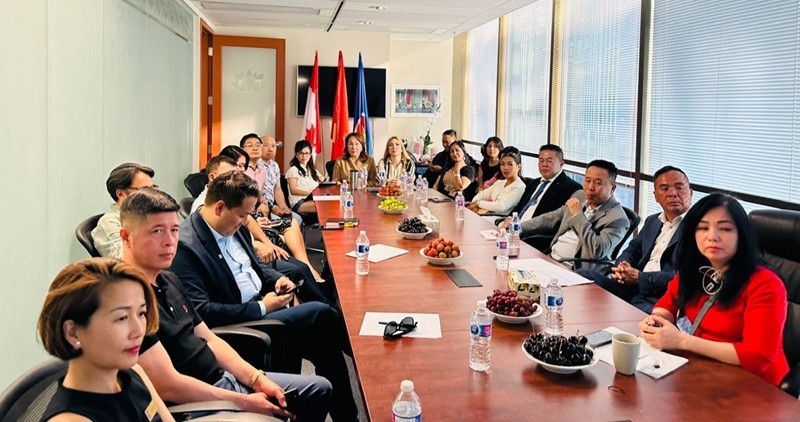 Delegates attend the VCBA's second congress via videoconference at the Vietnamese Consulate General in Vancouver city. (Photo: VNA)