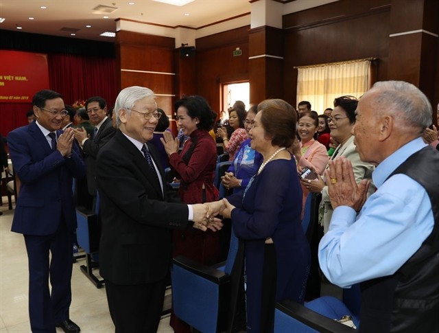 Party General Secretary Nguyen Phu Trong meets with representatives of the OV community in Laos in 2019. (Photo: Tri Dung)