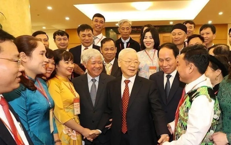 Party General Secretary Nguyen Phu Trong meets delegates to the National Cultural Conference implementing the resolution of the 13th National Party Congress on November 24, 2021. (Photo: VNA)