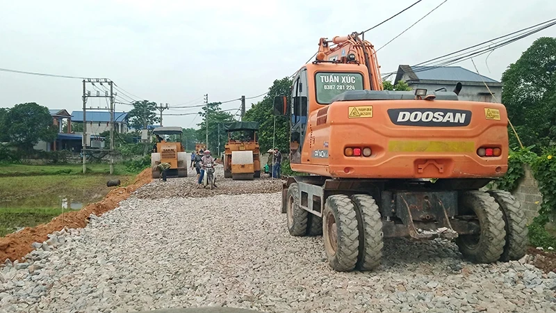 Thinh Duc-Binh Son road connecting Thai Nguyen City with Song Cong City is being upgraded.