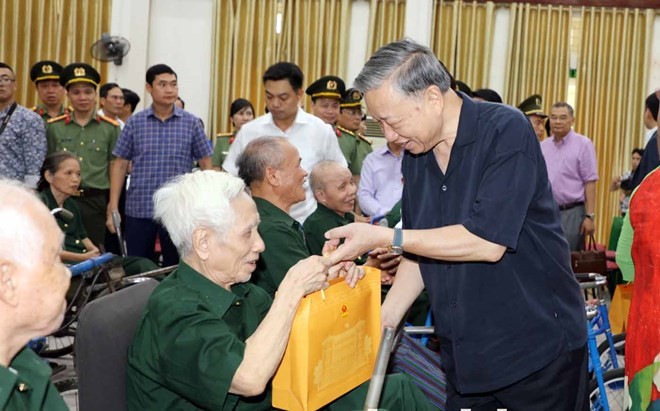 President To Lam presents gifts to war invalids and sick soldiers at Thuan Thanh nursing centre in the northern province of Bac Ninh. (Photo: Bac Ninh portal)