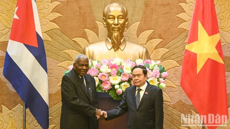 National Assembly Chairman Tran Thanh Man (right) and President of the National Assembly of People's Power of Cuba Esteban Lazo Hernandez. (Photo: NDO)