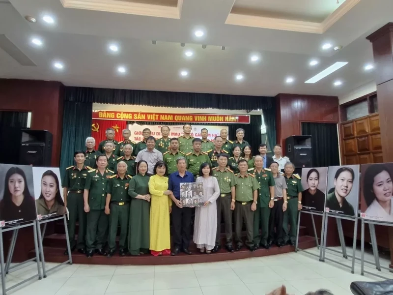 The portraits of 10 heroic female martyrs of the Lam Ha Militia are donated to the Vietnamese Women’s Museum. (Photo: congthuong.vn)