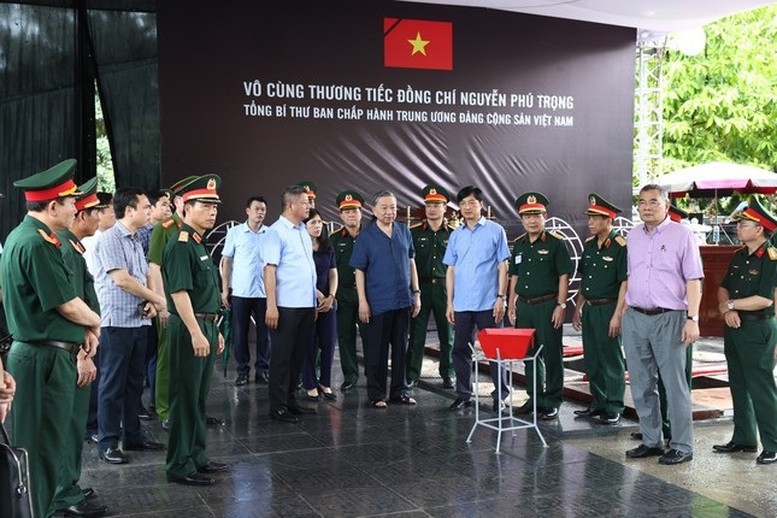 President To Lam examines preparations for the funeral of Party General Secretary Nguyen Phu Trong. (Photo: tienphong.vn)