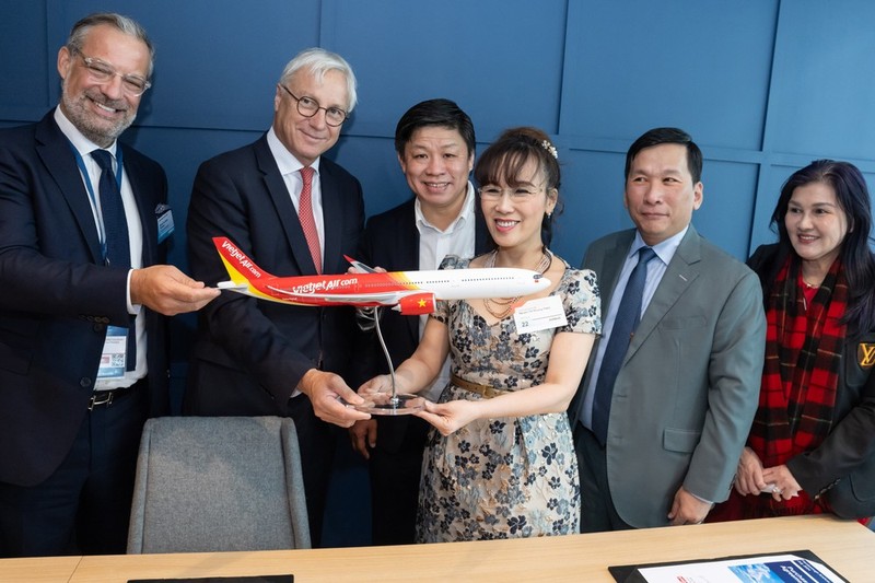 Vietjet and Airbus officially sign a contract for the purchase of 20 new-generation wide-body A330neo (A330-900) aircraft. (Photo: Vietjet)