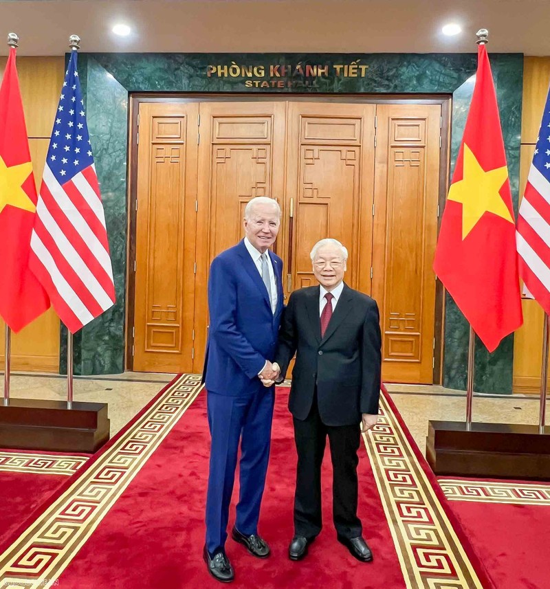 General Secretary of the Communist Party of Vietnam Central Committee Nguyen Phu Trong (R) and US President Joe Biden pose for a photo before their talks in Hanoi in 2023. (Photo: WVR/Viet Dung)