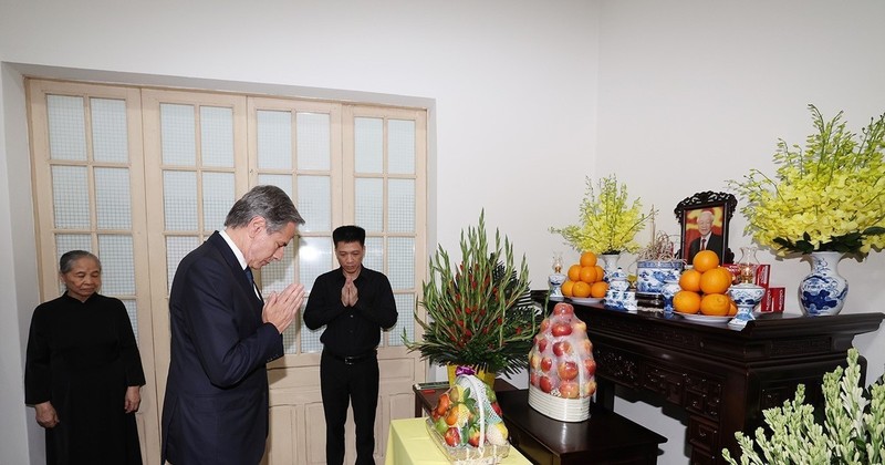 US Secretary of State Antony Blinken offers incense to the Party leader. (Photo: VNA)