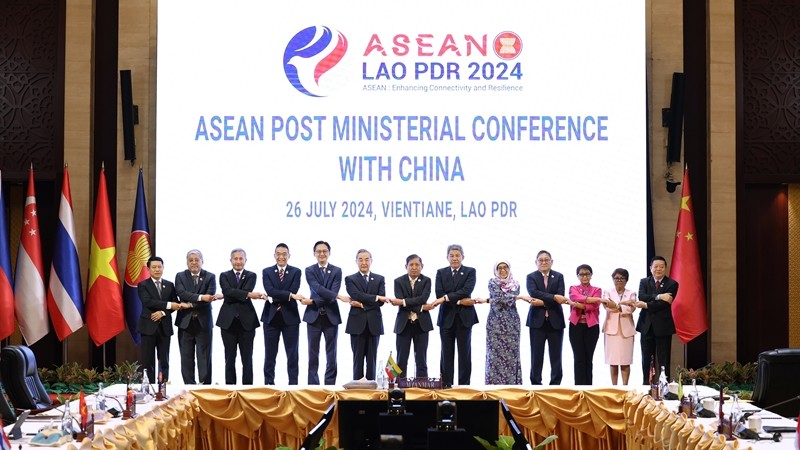 Delegates pose for a group photo at the ASEAN Post Ministerial Meeting with China. (Photo: VNA)