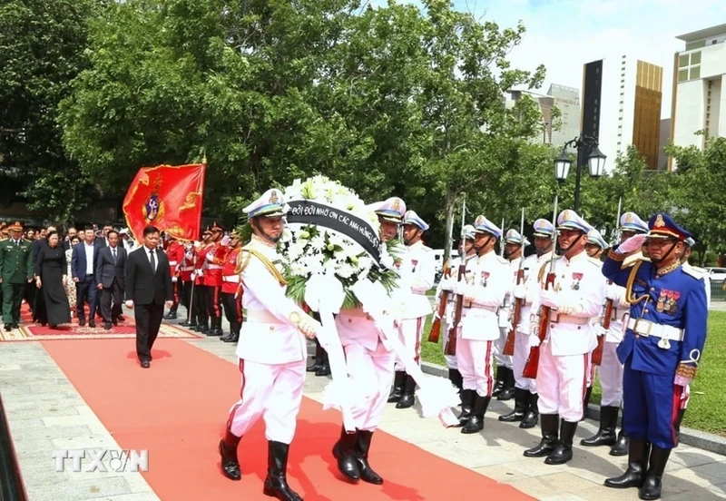 Vietnamese Ambassador to Cambodia Nguyen Huy Tang leads the Vietnamese delegation to attend the incense offering ceremony. (Photo: VNA)