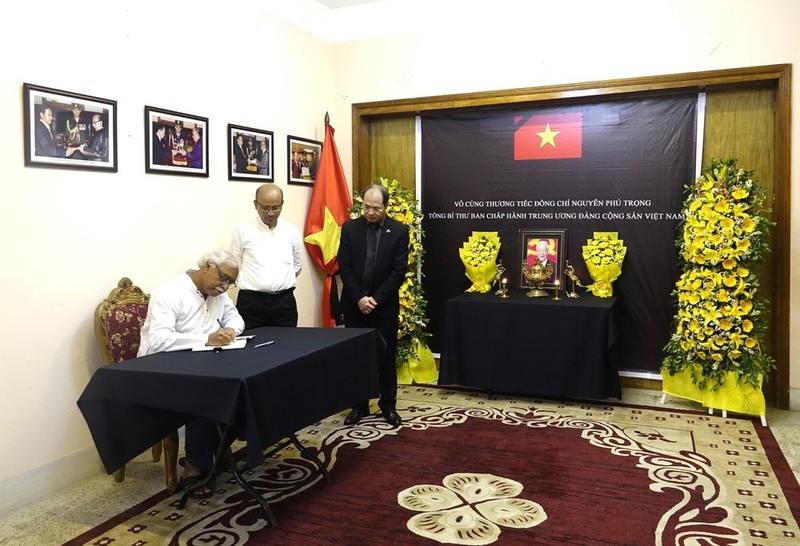 General Secretary of the Communist Party of Bangladesh Ruhin Hossain Prince writes in the condolence book at the respect-paying ceremony held by the Vietnamese Embassy in Bangladesh. (Photo: VNA)