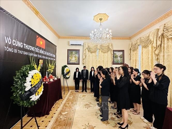 Overseas Vietnamese living, working and studying in Hungary pay their respects to General Secretary Nguyen Phu Trong at the Vietnamese Embassy in Hungary. (Photo: VNA)