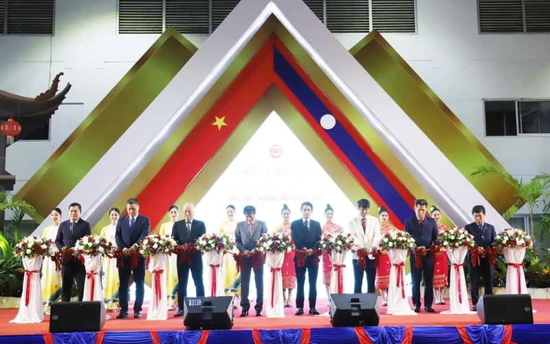 Vietnamese Ambassador to Laos Nguyen Ba Hung and delegates cut the ribbon to open the exhibition. (Photo: Xuan Tu/VNA)