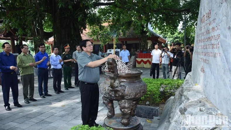 PM Pham Minh Chinh offers incense in tribute to President Ho Chi Minh and fallen heroes in Dai Tu district of Thai Nguyen province. (Photo: NDO)