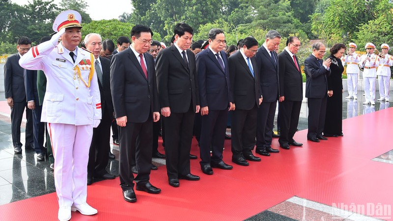 Incumbent and former leaders of the Party and State commemorate martyrs.