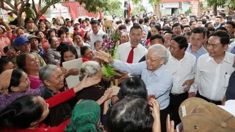 General Secretary Nguyen Phu Trong joins people of Thuong Dien Village, Vinh Quang Commune, Vinh Bao District at the Great National Unity Day of Hai Phong City, on November 15, 2017. (Photo: VNA)