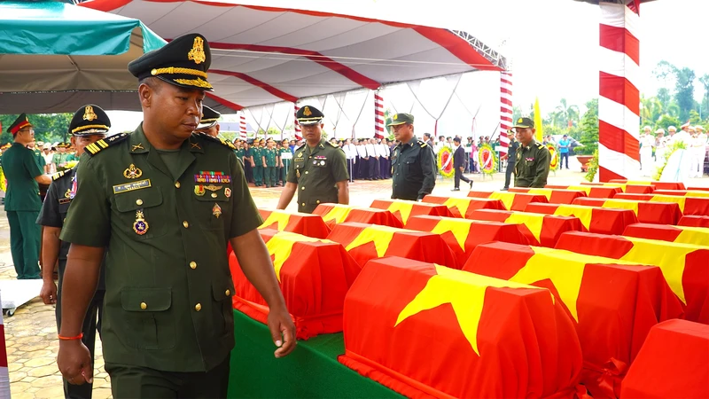 Delegates pay tribute to fallen soldiers and experts. (Photo: NDO)