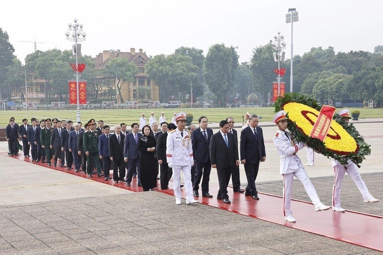 Party and State leaders pay tribute to President Ho Chi Minh at his mausoleum in Hanoi on July 27. (Photo: VGP)