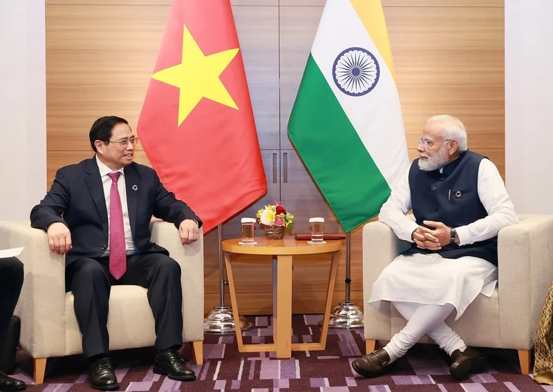 PM Pham Minh Chinh (left) and his Indian counterpart Narendra Modi meets at the expanded G7 Summit in Hiroshima, Japan, on May 20, 2023. (Photo: VNA)