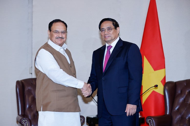 Prime Minister Pham Minh Chinh (R) receives President of the Bharatiya Janata Party Jagat Prakash Nadda (Photo: VGP)