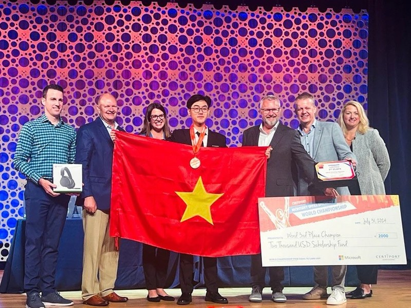 Nguyen Minh Duong from the Hanoi University of Science and Technology wins a bronze medal at the MOSWC 2024. (Photo: VNA)