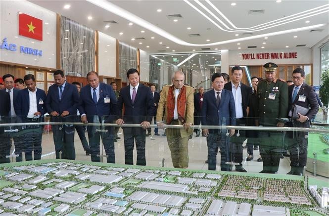 Timor-Leste President Jose Ramos-Horta (5th from right) visits the Vietnam-Singapore Industrial Park in the northern province of Bac Ninh on August 2. (Photo: VNA)