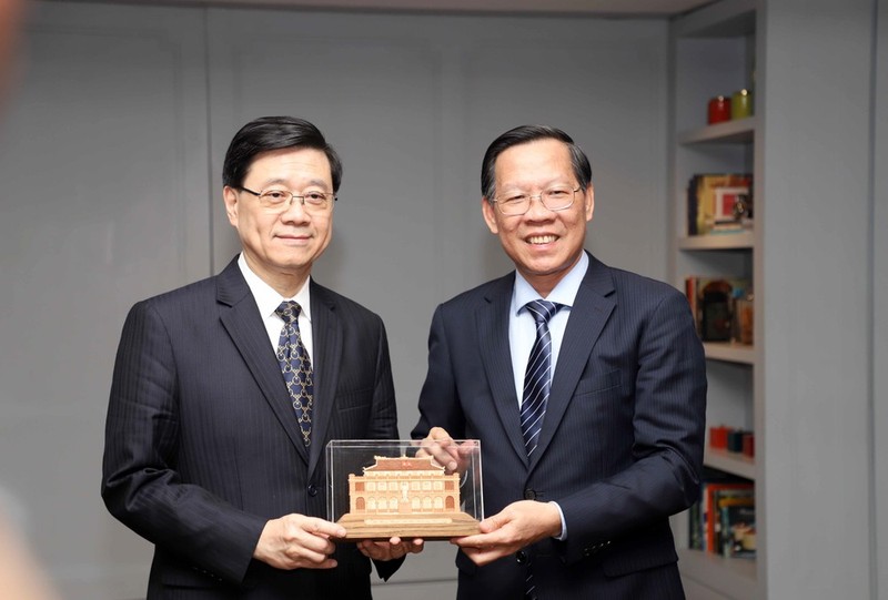 Chairman of the municipal People’s Committee Phan Van Mai (R) and Chief Executive of the Hong Kong Special Administrative Region John Lee Ka-chiu. (Photo: VNA)