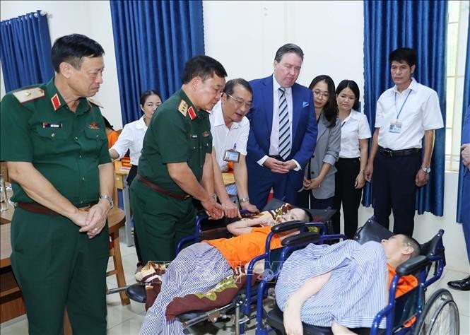 Delegates visits AO/dioxin victims (Photo: VNA)