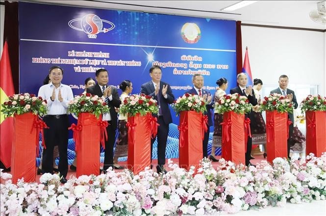 At the symbolic ribbon-cutting ceremony to inaugurate disaster data and communication lab in Vientiane on August 6. (Photo: VNA)