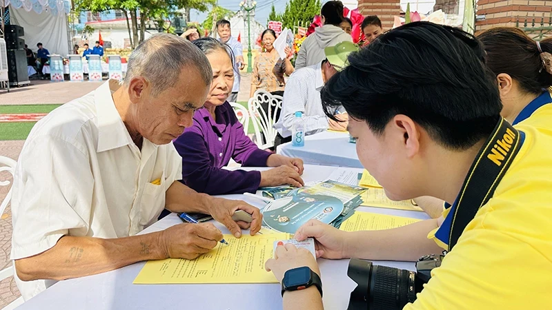 People of Hai Phuc Commune, Hai Hau District, Nam Dinh Province register to donate tissues, organs, and corneas after death or brain death.