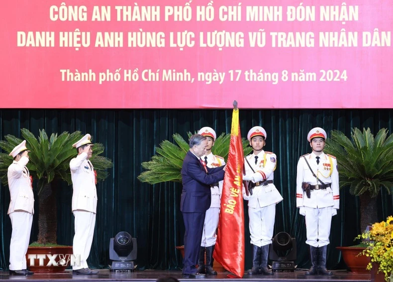 Party General Secretary and President To Lam presents the title of Hero of the People's Armed Forces to the Ho Chi Minh City Department of Public Security at a ceremony on August 17. (Photo: VNA)