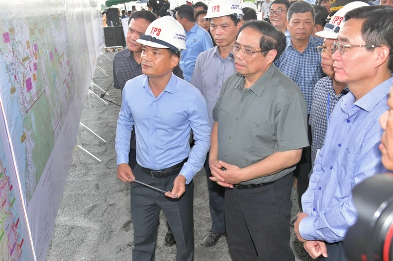 Prime Minister Pham Minh Chinh looks at the map of the Khanh Hoa - Buon Ma Thuot expressway project. (Photo: NDO)