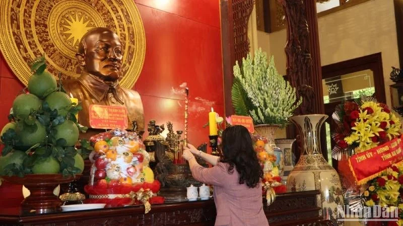 Vice President Vo Thi Anh Xuan offers incense to late President Ton Duc Thang at his memorial site in My Hoa Hung Commune. (Photo: NDO)