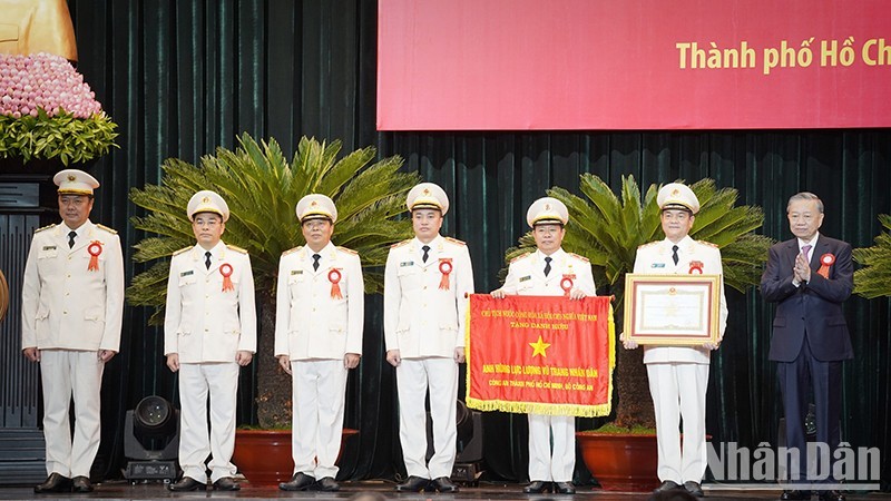 Party General Secretary and President To Lam congratulates Ho Chi Minh City Public Security on receiving the title of Hero of the People’s Armed Forces