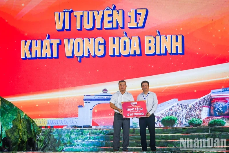 Do Chi Thanh, Deputy General Director of Vietnam Oil and Gas Group, presents gifts worth 500 million VND to families with contributions to the revolution in Vinh Linh District, Quang Tri Province.