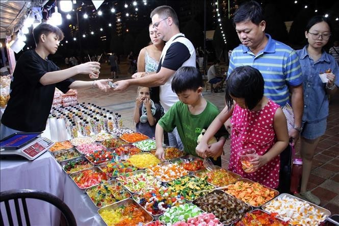 Local residents and tourist try Vietnamese and Korean foods. (Photo: VNA)