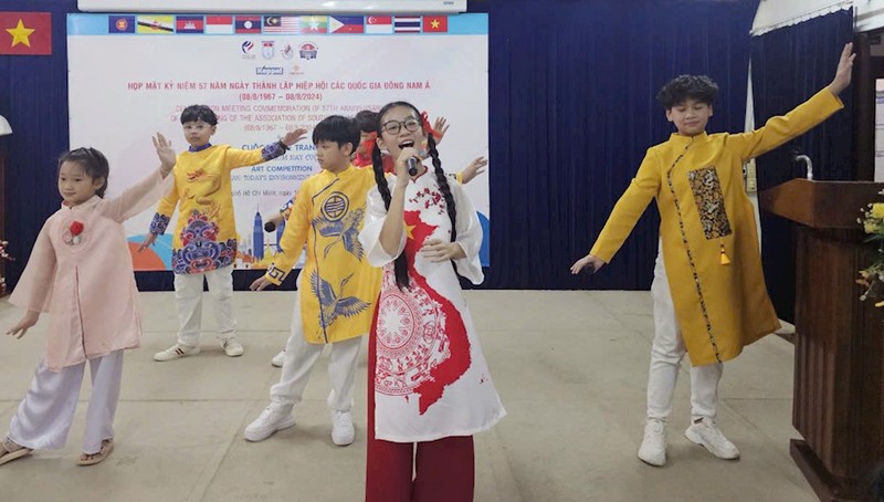 A performance at the ceremony. (Photo: hcmcpv.org.vn)