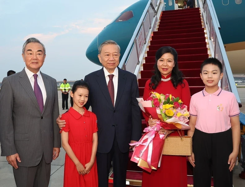 Wang Yi, member of the Political Bureau of the CPC Central Committee, Director of the Office of the CPC Central Committee’s Commission for Foreign Affairs, and Minister of Foreign Affairs (left) welcomes Party General Secretary and State President To Lam and his spouse at the Beijing Capital International Airport on August 18. (Photo: VNA)