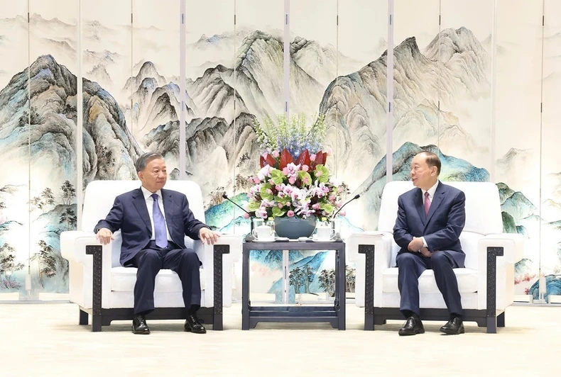 Party General Secretary and State President To Lam (left) has a meeting with Secretary of the Party Committee of Guangdong province Huang Kunming on August 18. (Photo: VNA)